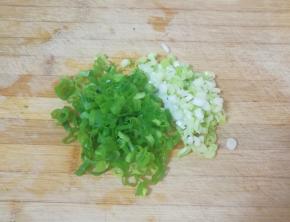 小葱切碎。