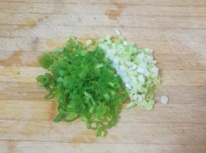小葱切碎。
