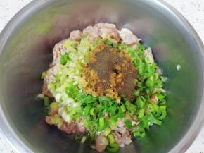 炒锅内倒适量的食用油烧热，泼在十三香上面，激出香味。