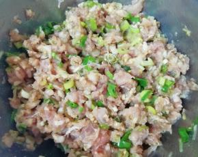 搅拌均匀，让肉馅静置一会儿。