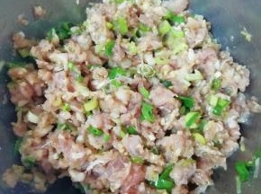 搅拌均匀，让肉馅静置一会儿。