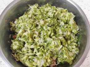 加入攥干水分的槐花。