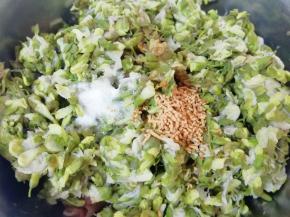 放盐、原味鲜、酱油和香油搅拌均匀。