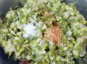 放盐、原味鲜、酱油和香油搅拌均匀。