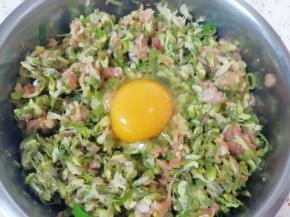 打入一个鸡蛋。