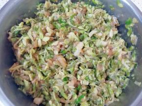 搅拌均匀，槐花肉馅做好了。