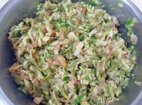 搅拌均匀，槐花肉馅做好了。