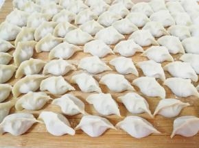 准备好饺子皮，包成自己喜欢的样子。