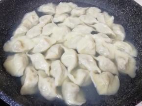 锅内放水烧开，下入饺子煮熟。