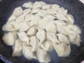 锅内放水烧开，下入饺子煮熟。