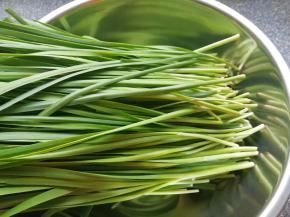 韭菜摘好洗干净控一下水分。