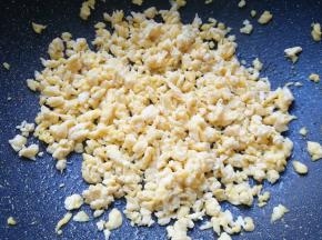 鸡蛋打散，加一点点水搅拌均匀，炒锅烧热倒入适量的食用油，下入蛋液用筷子快速划炒定型，晾凉备用。