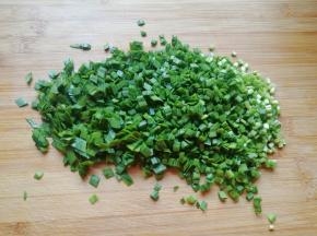 韭菜切碎。