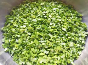 切好的韭菜放入盆里，加入香油搅拌均匀。