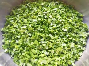 切好的韭菜放入盆里，加入香油搅拌均匀。