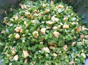 搅拌均匀，韭菜鸡蛋馅就做好了。