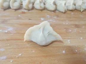 准备好饺子皮，放上韭菜鸡蛋馅，包成自己喜欢的样子。