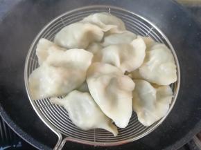 煮饺子。