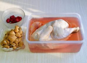 首先将鸡用冷水反复浸泡，发现水浑浊后立即换清水。