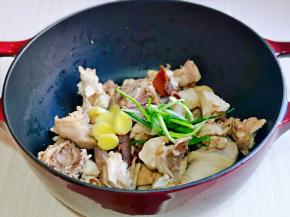 再加入切好的姜片，小葱打结。