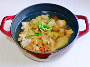 加入纯净水，适当可以多一些，因为要熬的久一点。