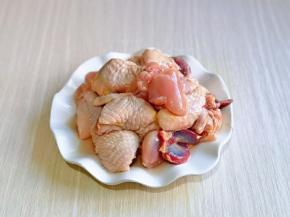 我食品剪刀剪小块。