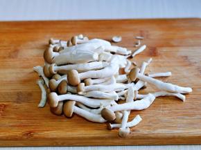 蟹味菇去根，洗干净。