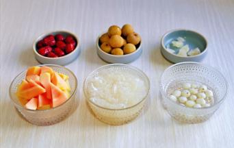 银耳，莲子提前泡好，龙眼去皮备用。