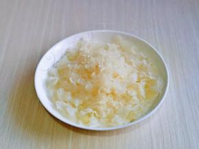 泡发的银耳剪碎。