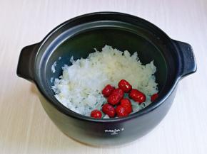 将银耳，红枣加入砂锅中。