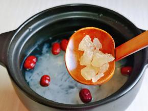 再加入纯净水，冰糖，冰糖的量可以根据个人喜好增减。