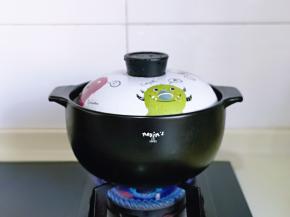 盖上盖子，大火烧开，转小火慢炖35分钟。