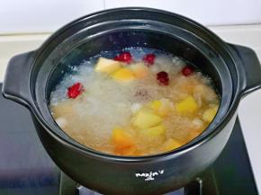 时间可以根据银耳的品质来定，有些银耳出胶很快，有些出胶慢，我这个35分钟已经非常粘稠，加入木瓜啊，去皮的龙眼，煮10分钟即可，放入泡发的枸杞。