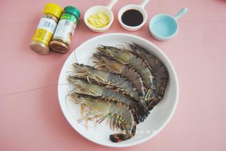准备好食材，介意虾肠的从第二节关节处用牙签挑出虾肠即可。
