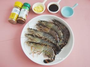 准备好食材，介意虾肠的从第二节关节处用牙签挑出虾肠即可。