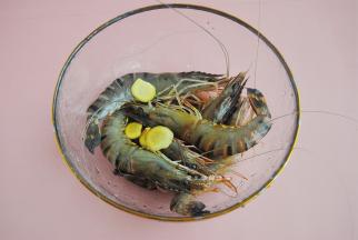 将虾放入碗里，加入酱油，料酒和姜片抓匀腌制10分钟左右，让虾入味。