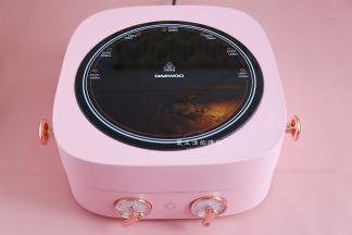 再盖上盖子烤5分钟即可，牛排要是喜欢比较熟的可以多烤一下，孜然粉和辣椒粉多放味道会很好哦～