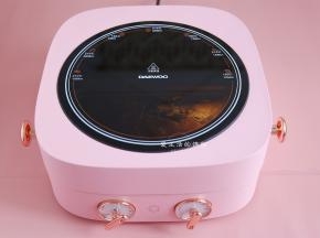 再盖上盖子烤5分钟即可，牛排要是喜欢比较熟的可以多烤一下，孜然粉和辣椒粉多放味道会很好哦～