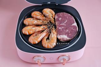 此时发现烤盘是半空的，就加了个牛排，反正孩子爱吃，烤的时间也就3-5分钟。