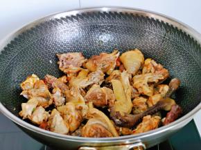 加入鸡块小火炒糖色。