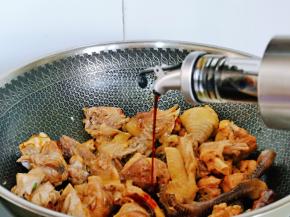 加入生抽，翻炒均匀。