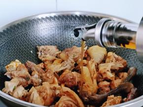 再加入料酒翻炒。