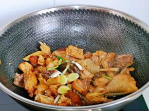 加入葱姜蒜，八角，桂皮翻炒。