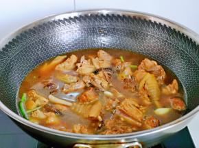 加入纯净水，没过鸡块为佳，盖上盖子大火烧开转小火炖约1个小时以上，总之炖烂糊就可以。