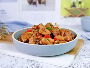 盛出装盘，撒上葱花。