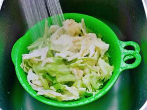 撕好的包菜，再次用纯净水冲洗，再淋干水分。