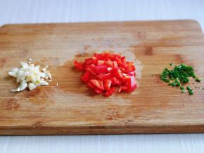 大蒜，红椒，小葱洗干净，切好。