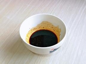 酱汁，生抽，蚝油，香醋，十三香，盐，白砂糖搅拌均匀。