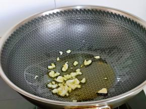起油锅，加入大蒜煸炒。