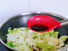 加入 调好的酱汁。